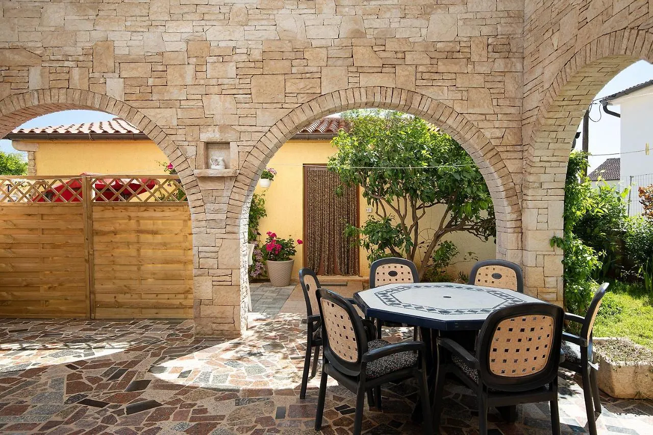 Modern Stone House With Flowers & Playground Medolino Appartamento