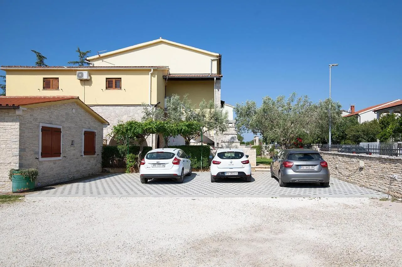 Appartamento Modern Stone House With Flowers & Playground Medolino