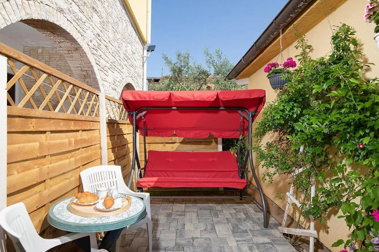 Appartamento Modern Stone House With Flowers & Playground Medolino