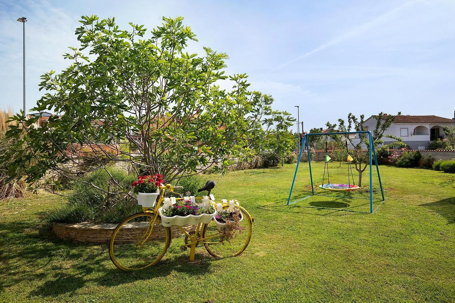 Appartamento Modern Stone House With Flowers & Playground Medolino